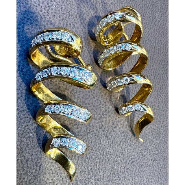 2 Carat Diamond VS Quality Long Earrings Women , 18 Karat Yellow Gold 18.9 Grams For Sale - Image 4 of 18