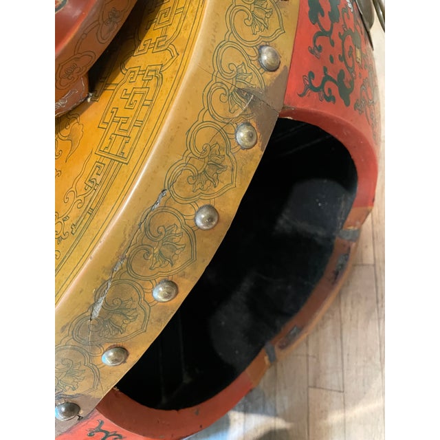 Asian Antique Early 20th Century 5 Piece Chinese Qing Red Coromandel Sake Barrel Drum Table and 4 Stools W/ Brass Ring For Sale - Image 3 of 12