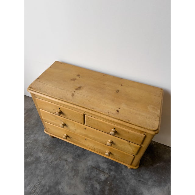 Wood Antique 19th Century English Victorian Pine 2/2 Chest of Drawers For Sale - Image 7 of 8