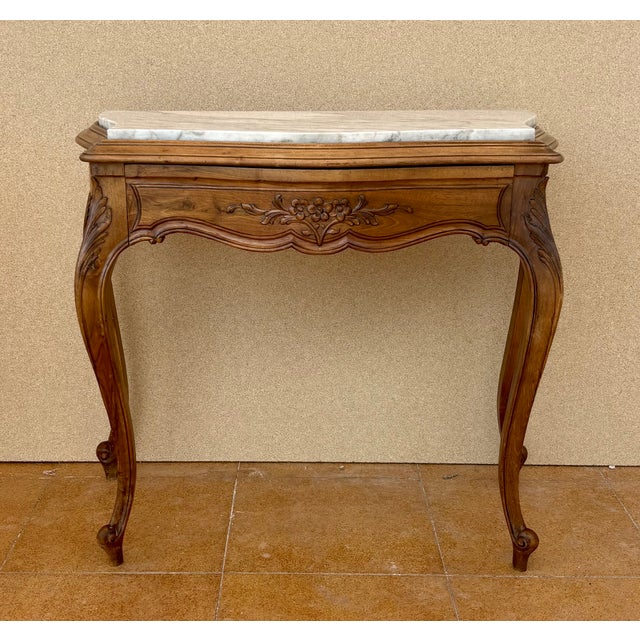 1940s Pair of French Louis XV Style Wood Side Tables With Marble Tops For Sale - Image 4 of 11