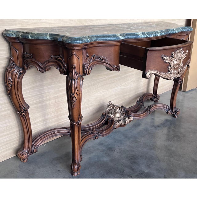 French Early 20th Century Large French Regency Carved Walnut Console Table with Gilted details and drawer For Sale - Image 3 of 18