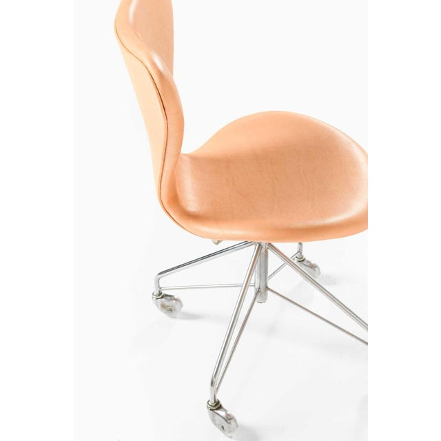 Office Chairs in Steel and Leather by Arne Jacobsen for Fritz Hansen, 1960s, Set of 2 For Sale - Image 3 of 7