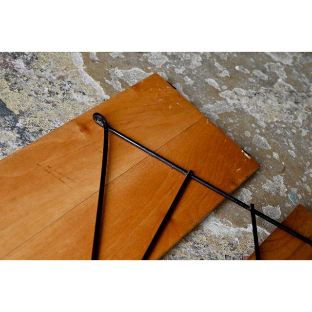 Minimalist yet incredibly effective, these string shelves are classics of vintage design. This one dates back to the 1950s...