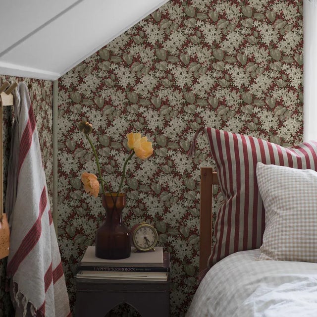 Borastapeter Sample - Boråstapeter Aratorp Wallpaper in Red For Sale - Image 4 of 5