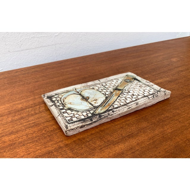 Vintage Studio Pottery Wall Plate, 1970s, in Very Good conditions. Designed 1970 to 1979