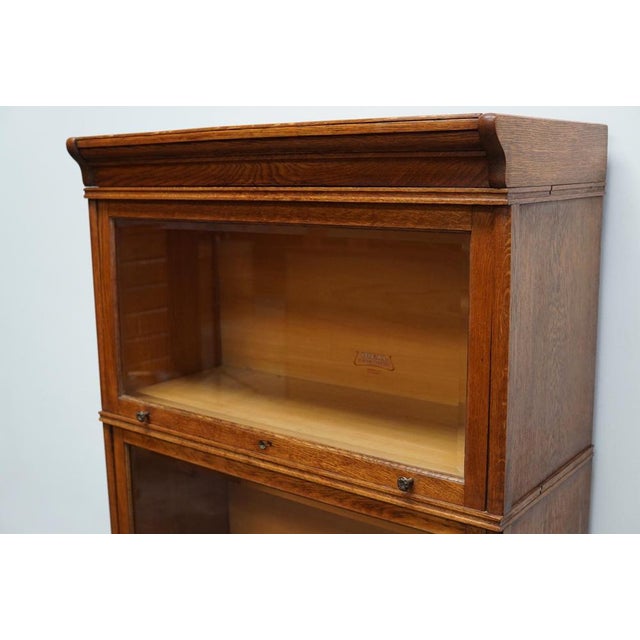 German Oak Bookcase with Folding Doors in style of Globe Wernicke, 1900s For Sale - Image 4 of 18