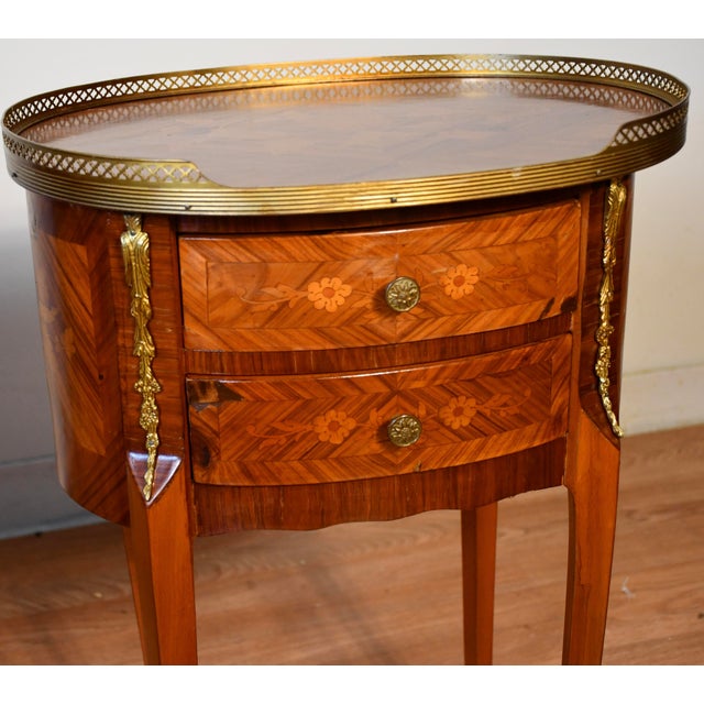 1930s 1930s French Style Satinwood Inlaid Pair of Nightstands / Bedside Tables, 2 Pieces For Sale - Image 5 of 17
