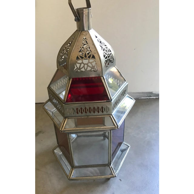 Lovely little brass and glass Moroccan lantern. Suitable for a candle lit garden or interior decorative piece. May be hung...