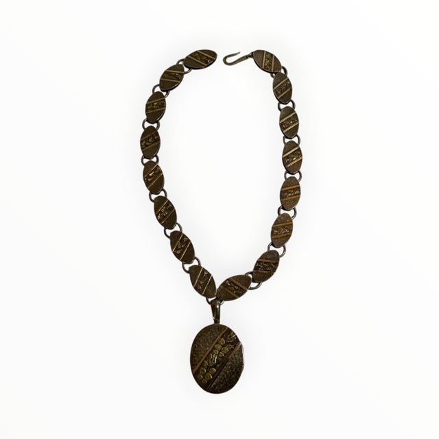 Traditional Antique Aesthetic Period Movement Mixed-Metal Floral Locket Necklace C. 1880–1895 For Sale - Image 3 of 7