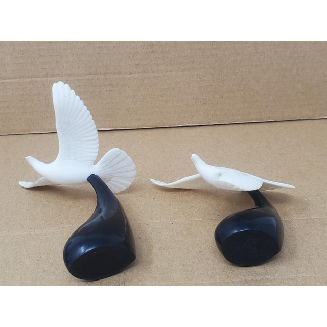 Vintage - Pair of John Perry Seagulls in Flight Figurines - Black Base - White Matte Pellucida For Sale - Image 10 of 15