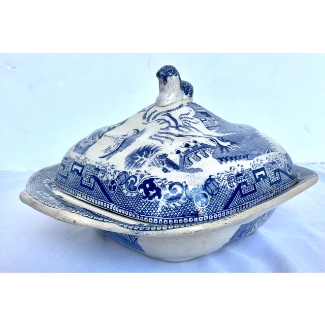 Antique 19th Century English Blue Willow Covered Vegetable Serving Dish With Lion Finial Handle For Sale - Image 9 of 16