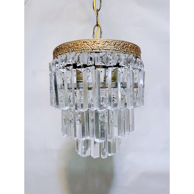 A touch of mid-century glamour and timeless sophistication to your interior with this elegant vintage tiered crystal...