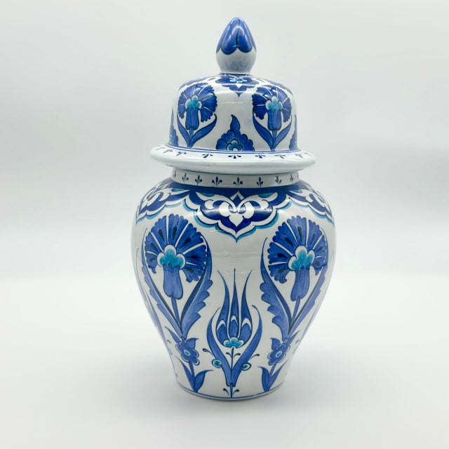 2020s Handmade Ceramic “Kupecik” Ginger Jar (20cm) – Blue Iznik Tulips on Stippled Dotwork – Lidded Vase For Sale - Image 5 of 8