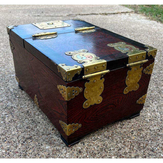 1930s Vintage Chinese Hardwood Traveling Vanity Shaving Mirror Box & Drawer For Sale - Image 11 of 12