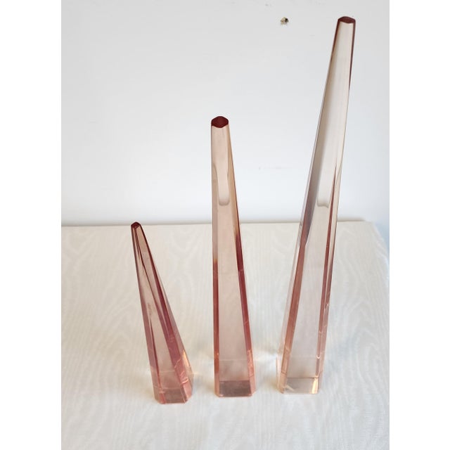 MCM Vintage Lucite Obelisks, Set of 3 Unmarked Astrolite Ritts & Co For Sale - Image 9 of 13