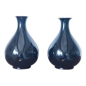 Early 20th Century Kang-XI Chinese Porcelain Pear Shaped Vases in Mirror Black Glaze, a Pair
