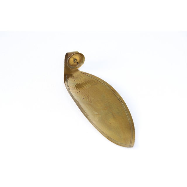 1950s Bauhaus Wall Sconce in Hammered Brass by Hans Heck, 1930s For Sale - Image 5 of 8