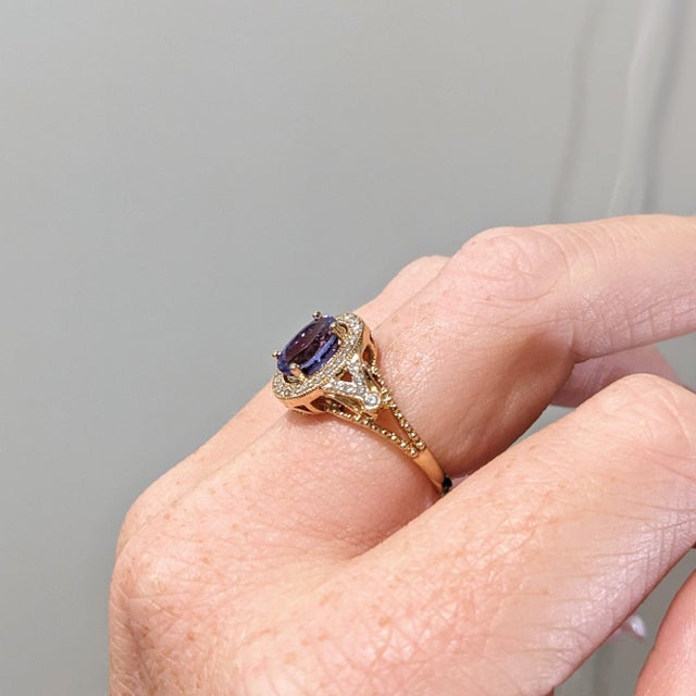 Modern 1.5ct Tanzanite Ring with Earth Mined Diamonds in Solid 14k Yellow Gold Oval 8x6 Size 6.75 For Sale - Image 3 of 8