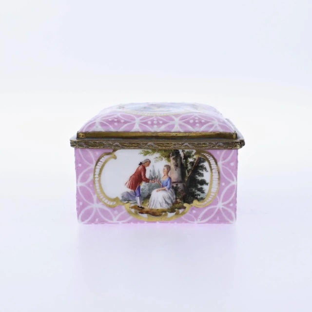 Antique South Staffordshire or Battersea Enamel Table Snuff Box, 18th Century For Sale In Philadelphia - Image 6 of 11