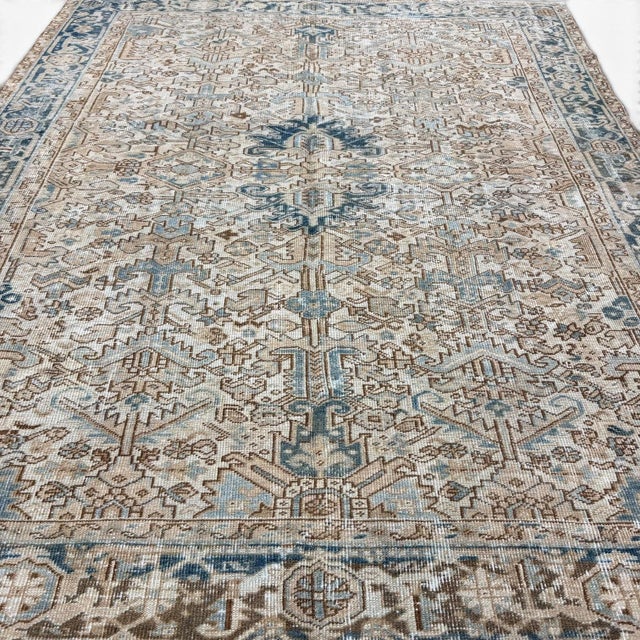 This antique Heriz rug showcases the bold yet highly decorative design language associated with the Heriz weaving...