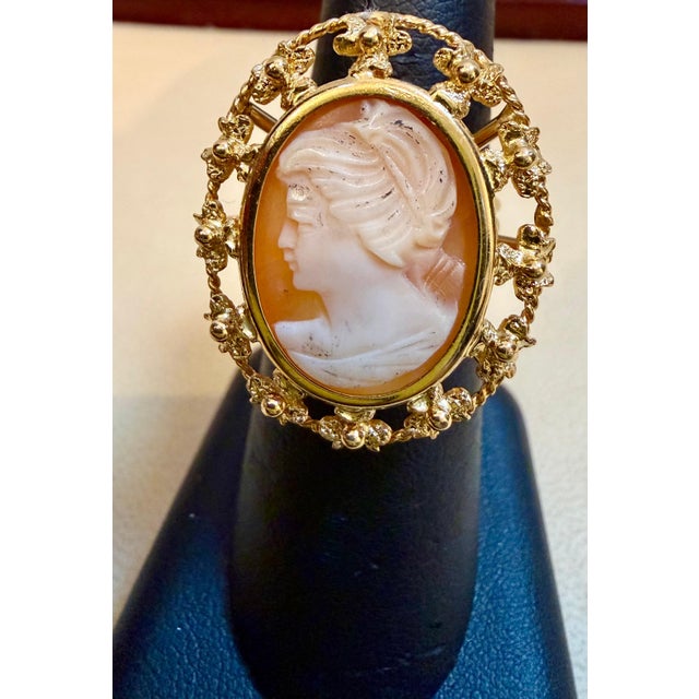 Victorian Carved Shell Lady Cameo Ring in 18 Karat Yellow Gold Size 7 For Sale - Image 4 of 8