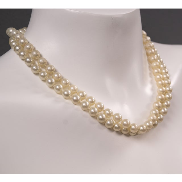 This costume jewelry necklace from the 1980s combines classic charm with a modern touch. The design captivates with its...