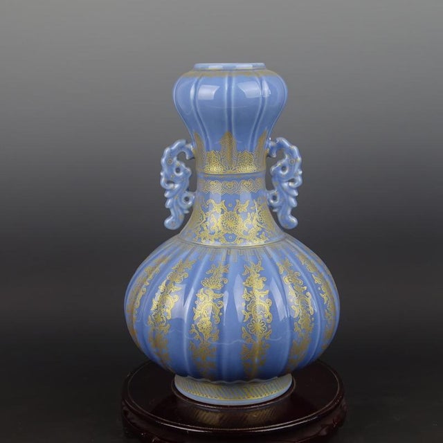 1900 - 1909 1900s Chinese Porcelain Qing Dynasty Qianlong Marked Blue Ground Gold Decoration Garlic Head Vase For Sale - Image 5 of 7