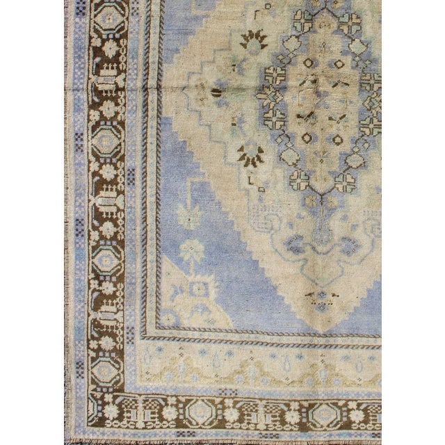 Traditional Mid 20th Century Light Purple and Cream Vintage Turkish Oushak Rug With Medallion Design For Sale - Image 3 of 7