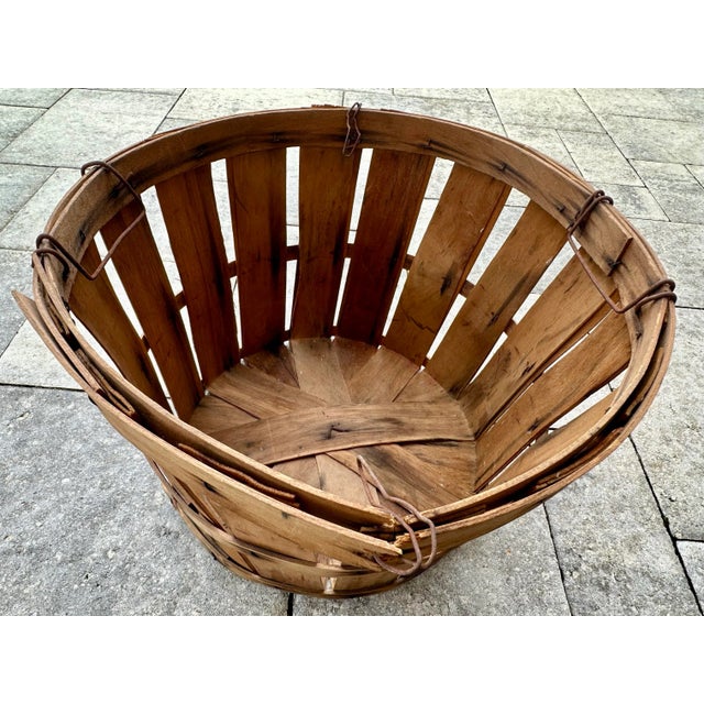 Vintage Early-Mid 1900s Rustic Farmhouse Harvest Wooden Produce Bushel Basket For Sale In Orlando - Image 6 of 12
