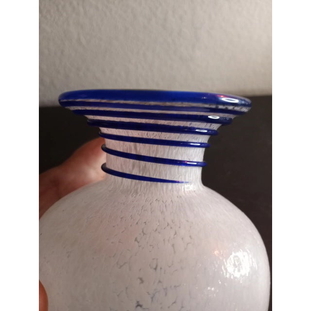 1980s 1980s Blown Spatter Bud Vase With Spiral Cobalt Blue Rigaree For Sale - Image 5 of 9