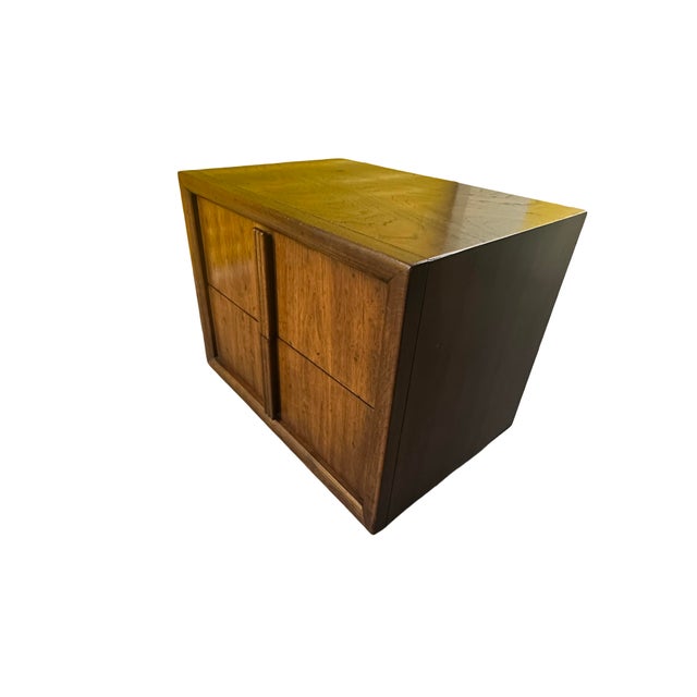 Brown 1960s Mid-Century Modern Henredon Walnut Side Table / 2-Drawer Cabinet For Sale - Image 8 of 11