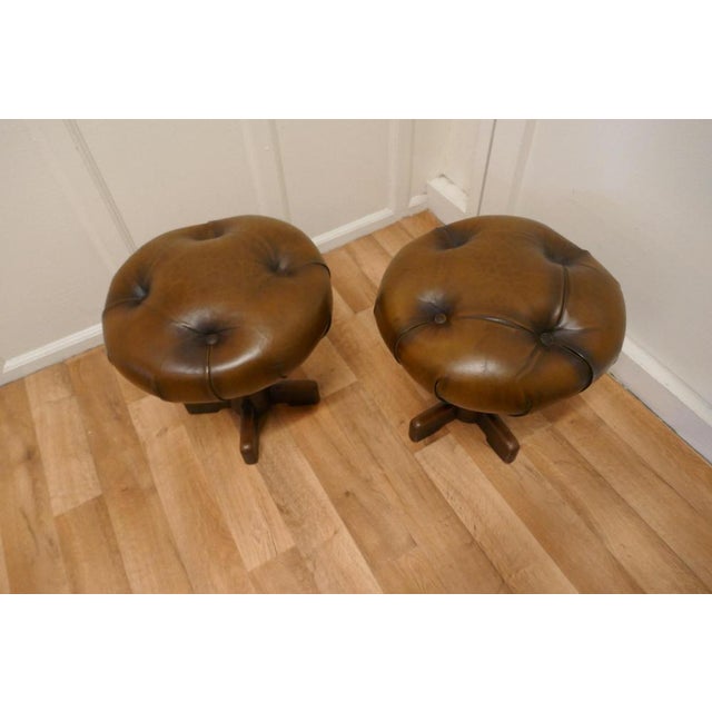 French Button Leather Swivel Piano Stools, 1890s, Set of 2 For Sale - Image 5 of 9