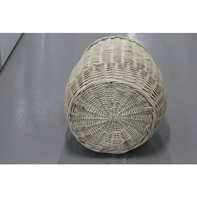 White Wicker Basket with Lid, 1970s For Sale - Image 4 of 12