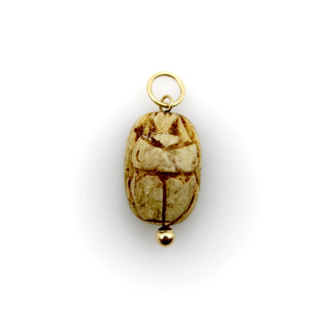 Traditional 1920s Egyptian Revival Tan Stone Scarab Pendant With 14k Gold Mount For Sale - Image 3 of 9