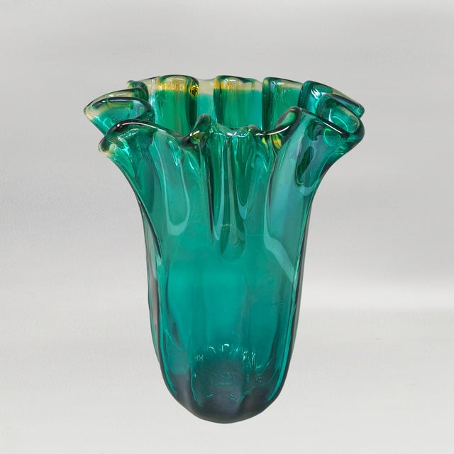 Mid-Century Modern Italian Emerald Green Murano Blown Glass Vase from Maestro Del Vetro For Sale - Image 3 of 9