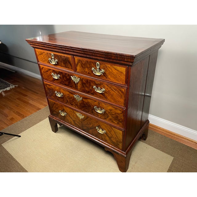 Early 18th Century English Walnut Chest of Drawers, C. 1700–1725 For Sale - Image 4 of 18