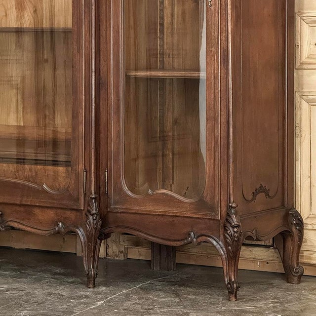19th Century Italian Rococo Walnut Three-Door Display Bookcase ~ Armoire For Sale - Image 10 of 18