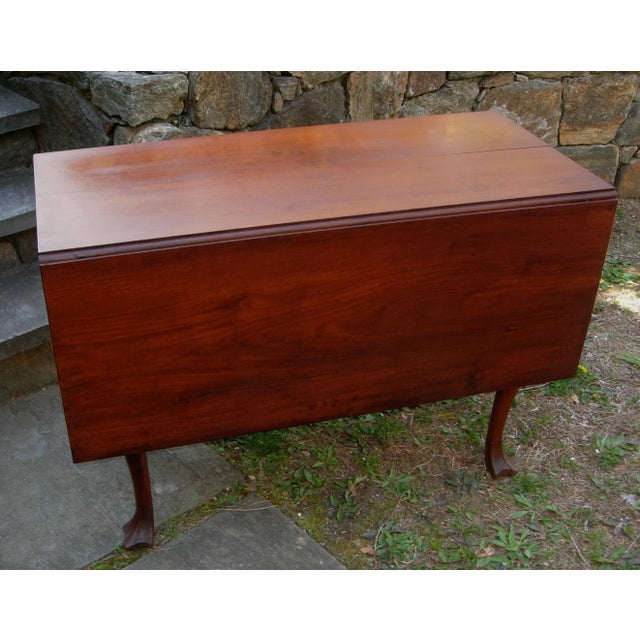 Queen Anne 18th Century Pennsylvania Walnut Drop Leaf Table For Sale - Image 3 of 10