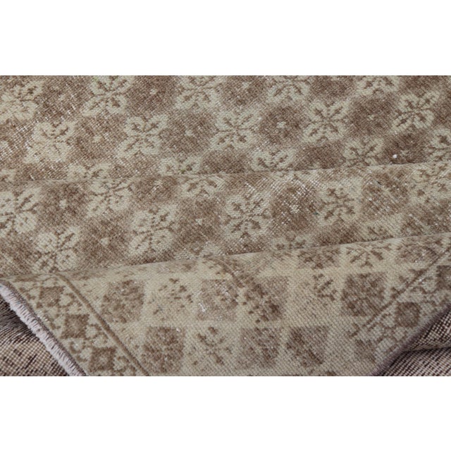 Vintage Turkish Sivas Rug in Soft Beige and Ivory 4'1" X 6'9" For Sale - Image 9 of 10