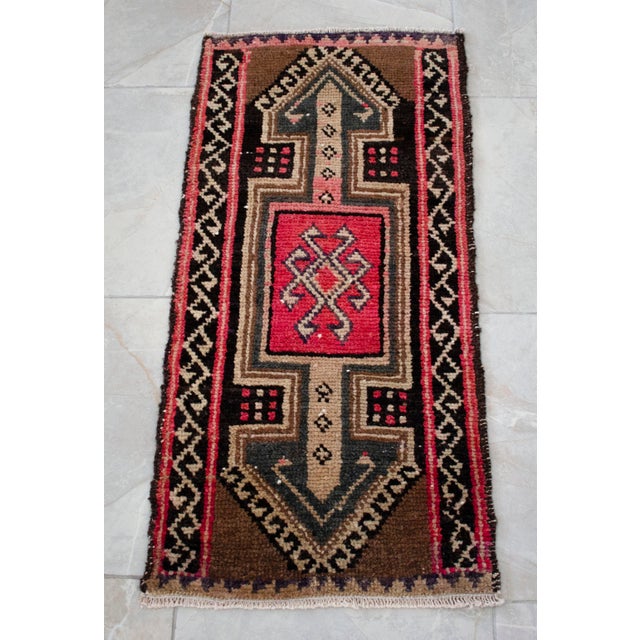 1980s Hand Knotted Small Turkish Rug Bath MatFront of Kitchen Sink Rug Mini Runner 1'6" X 3' For Sale - Image 11 of 13