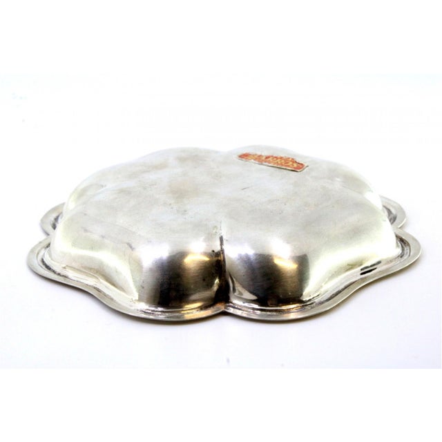 Clover-Shaped Silver Ring with Surrounding Strips For Sale - Image 4 of 7