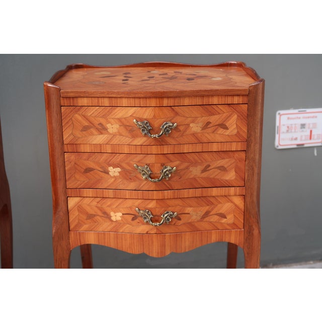 1950s Pair of Restored French Louis XV Style Rosewood Inlaid Side Tables Nightstands For Sale - Image 4 of 12