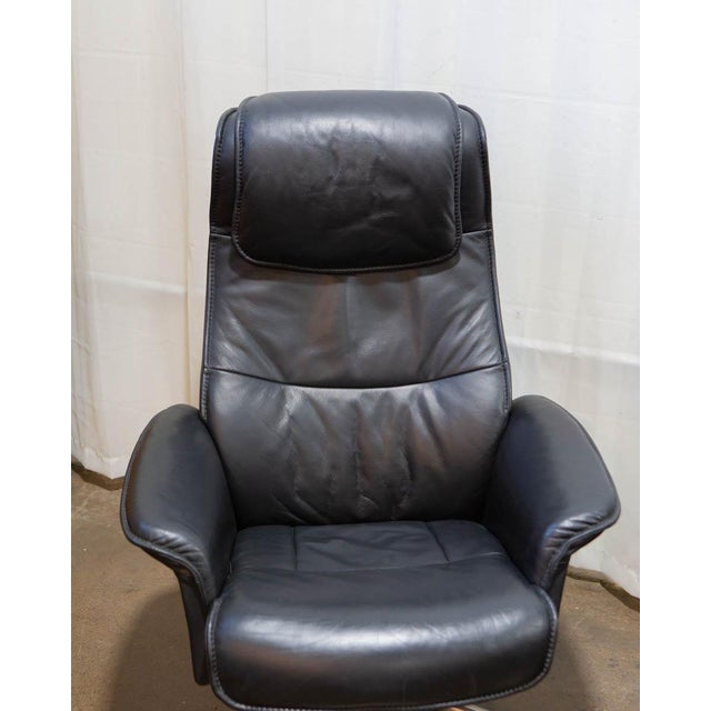 Mid 20th Century Pair Img Comfort Norwegian Leather Swivel and Reclining Lounge Chairs With Ottomans, Mid-20th Century For Sale - Image 5 of 18