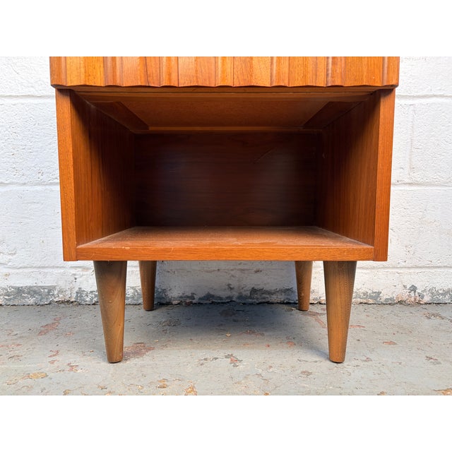 Single Mid 20th Century Modern Walnut Nightstand by Young Mfg., Attributed For Sale - Image 12 of 14