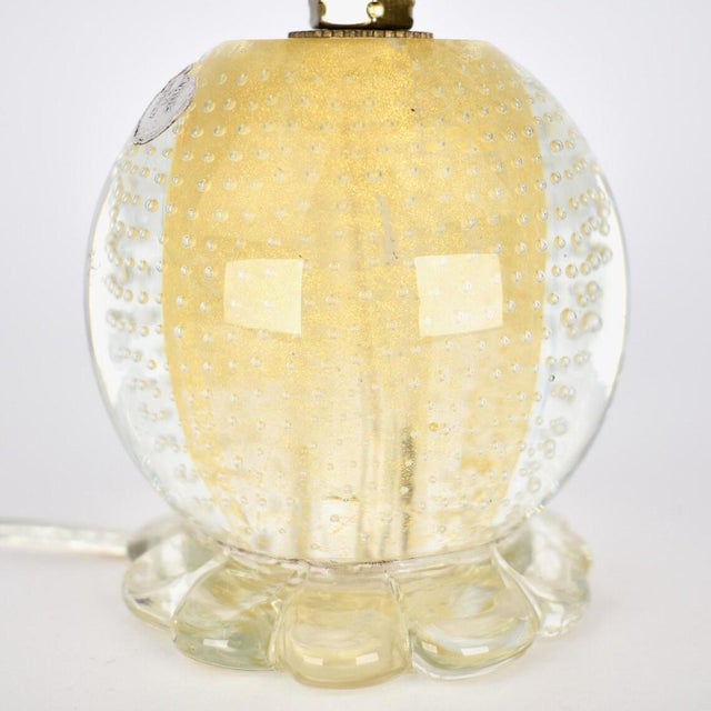 Mid Century Modern Murano Glass Bullicante Table Lamp 1950s | Vintage Gold Flakes Accent Light Italian Hollywood Regency Seguso Barovier Toso For Sale - Image 4 of 9