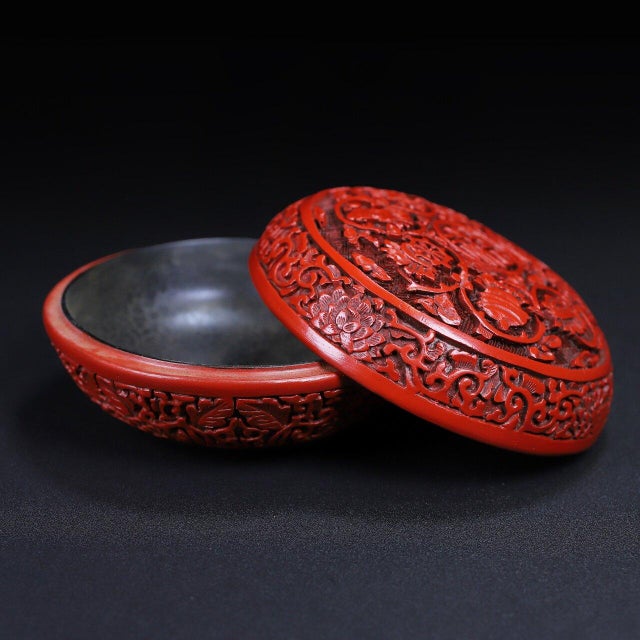 Mid 20th Century Vintage Chinese Cinnabar Lacquer Round Box – Carved Floral Motif, Jewelry Trinket Box For Sale - Image 5 of 11
