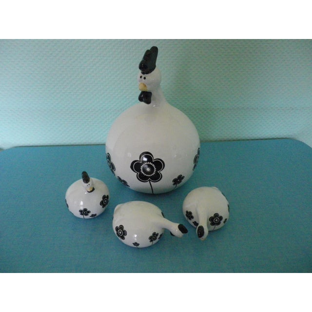 Made of glazed ceramic, in black and white, with a minimalist, Scandinavian style, this hen and her three chicks will add...