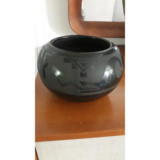 Santa Clara Black Pottery Bowl With Serpent, Signed Minnie For Sale - Image 4 of 4
