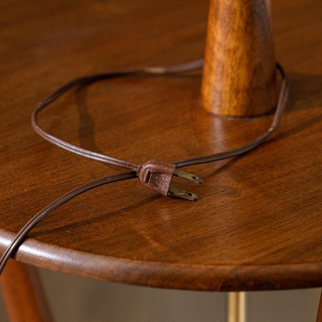 Wood 1960s Mid-Century Modern v.h. Woolums Sculptural Walnut Floor Lamp With Integrated Table For Sale - Image 7 of 13