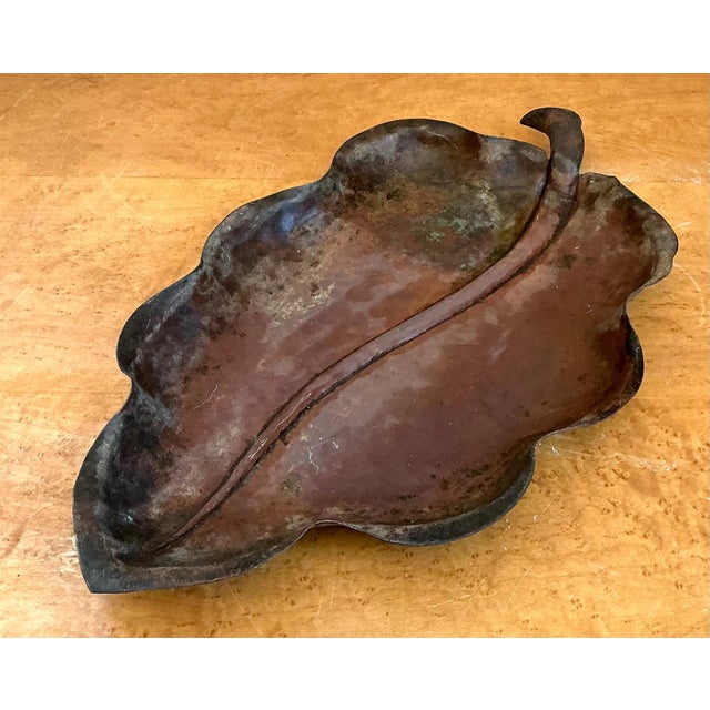 This exquisite vintage Italian leaf-shaped bowl is a refined example of mid-century design inspired by nature’s organic...